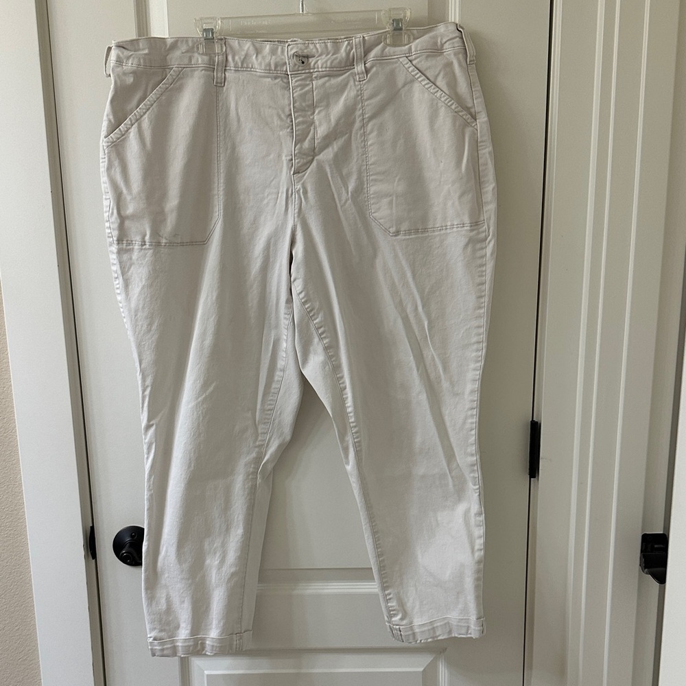 NYDJ Ladies Plus size 18W off-White Capri Pants.